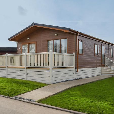Rowan Lodge With Hot Tub Malton Exterior photo